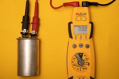 How to use an analog multimeter to measure the quality of capacitors?